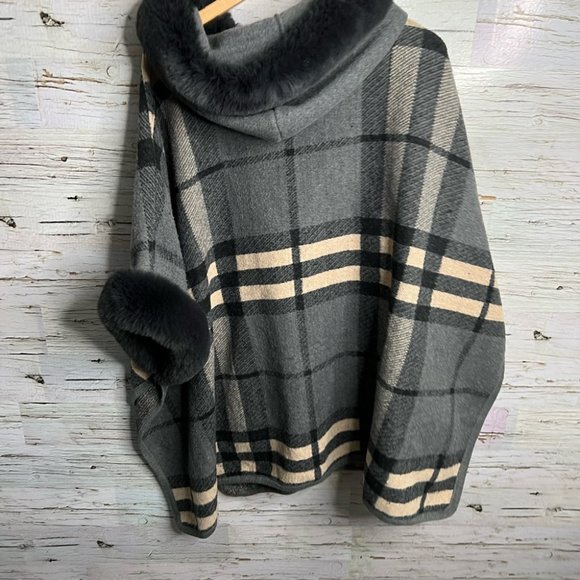 Elegant Gray Plaid Cape with Faux Fur Trim - Picture 11 of 11